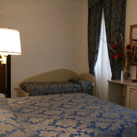 ホテル La Meridiana 3*